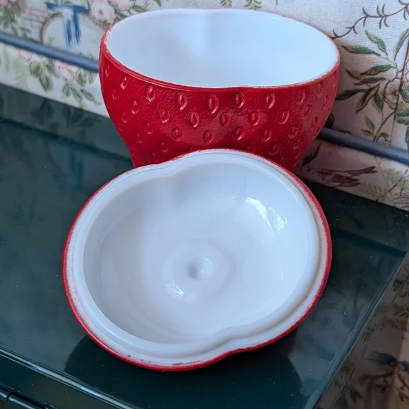 Vtg Milk Glass Strawberry Jar - Picture 7 of 13